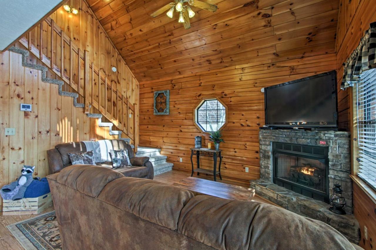 Sevierville Cabin With Hot Tub, Views And Pool Access! エクステリア 写真